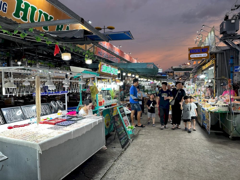 The market is a vibrant hub where you can savor local street food, shop for souvenirs, and experience Phu Quoc’s lively evening atmosphere 